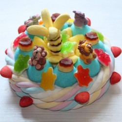 Gâteau d'anniversaire en bonbons animaux et palmier