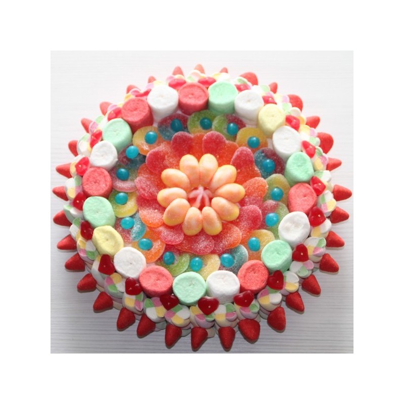 Un gâteau d'anniversaire aux bonbons, des brochettes de moules